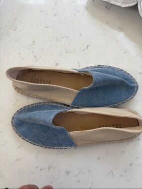 New-.Barneys New York Denim and Cream Canvas Espadrille Slip-Ons sz 37
